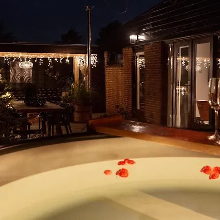 別荘 Sfeervolle Boslodge Met Hottub En Veranda ノールトウェイケルハウト　