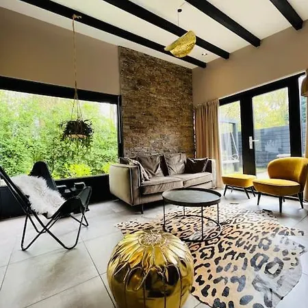 Holiday home Sfeervolle Boslodge Met Hottub En Veranda