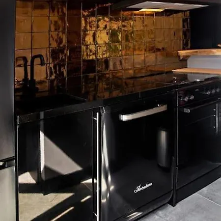 Holiday home Sfeervolle Boslodge Met Hottub En Veranda Noordwijkerhout
