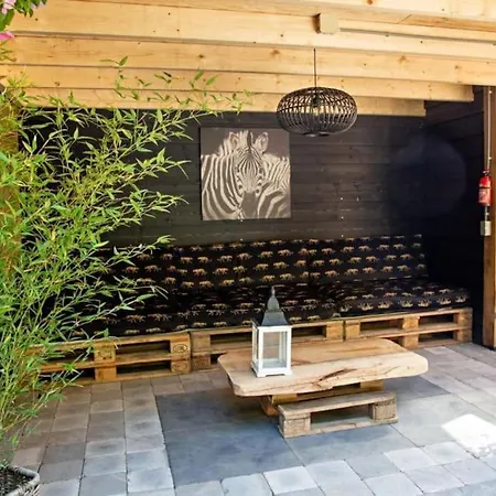 別荘 Sfeervolle Boslodge Met Hottub En Veranda ノールトウェイケルハウト　
