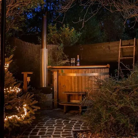別荘 Sfeervolle Boslodge Met Hottub En Veranda ノールトウェイケルハウト　