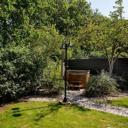 Sfeervolle Boslodge Met Hottub En Veranda 別荘 *