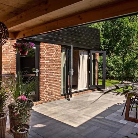 Sfeervolle Boslodge Met Hottub En Veranda 別荘 ノールトウェイケルハウト　